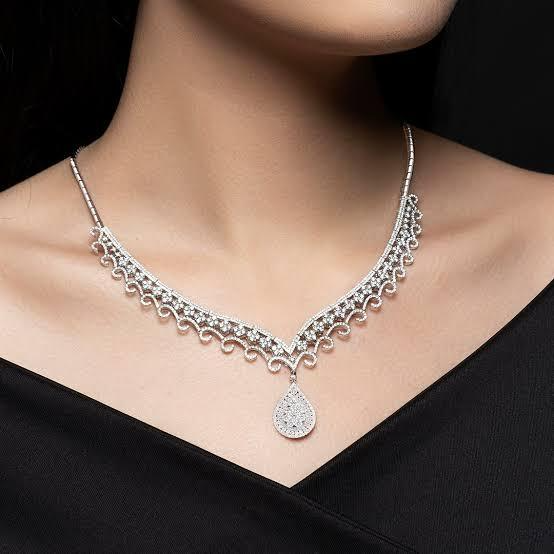 Temukan Harga Kalung Berlian Terbaik Hanya di Koleksi The Palace Jewellery
